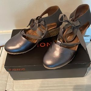 Vionic Kaitlyn metallic espadrille